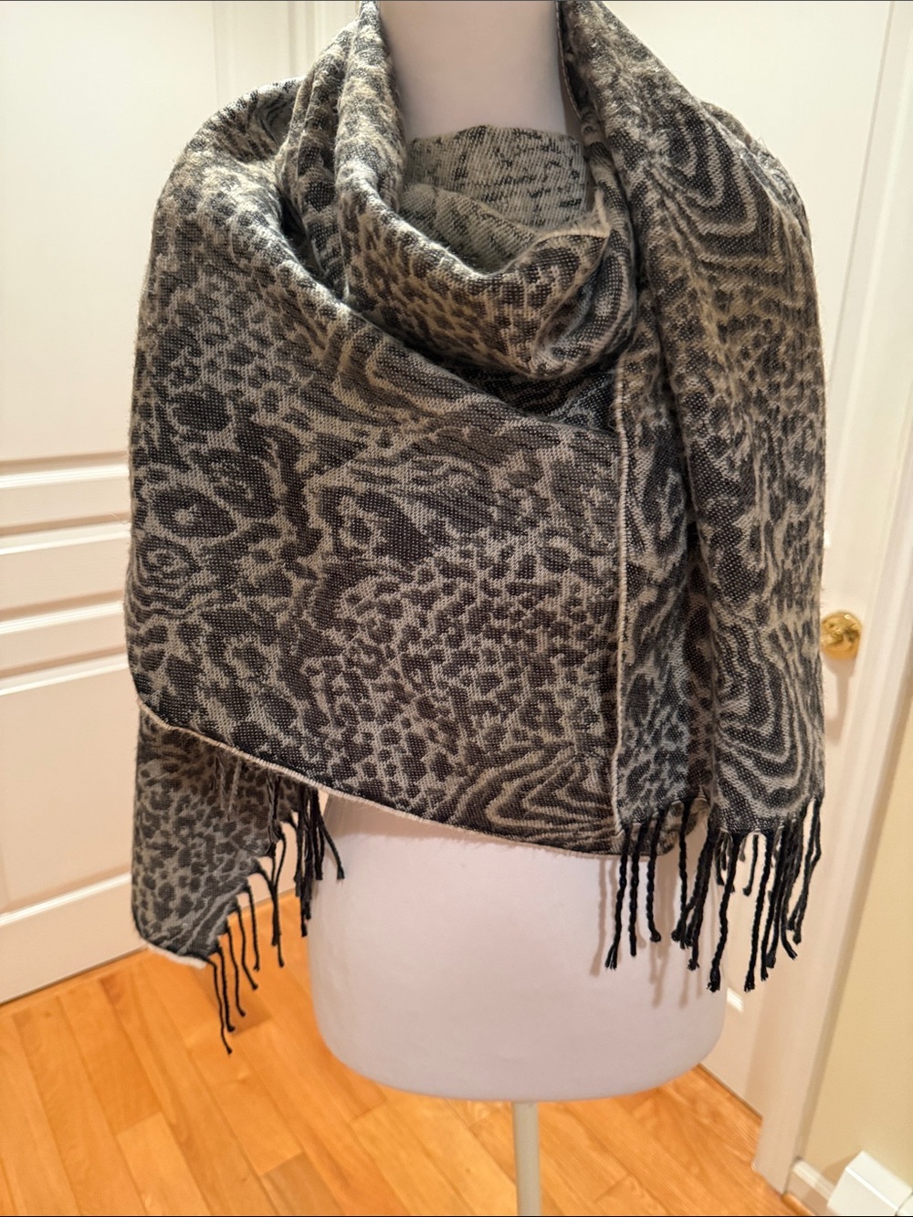 Aurora Paci Italia Gray & Black Animal-Print Acrylic Wrap Made in Italy